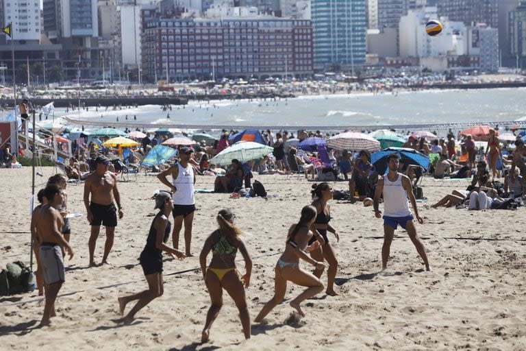 La temperatura de hoy es ideal para disfrutar del mar en este fin de semana extralargo en el que se espera la aparición del frío para el domingo