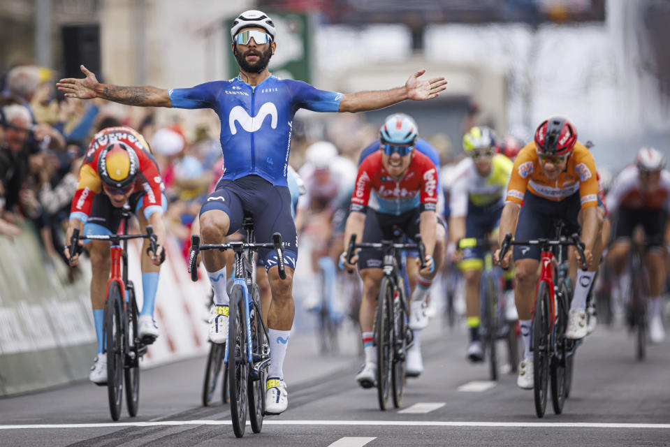 Fernando Gaviria del equipo Movistar celebra al ganar la quinta y última etapa del Tour de Romandía, el domingo 30 de abril de 2023, en Ginebra. (Valentin Flauraud/Keystone vía AP)