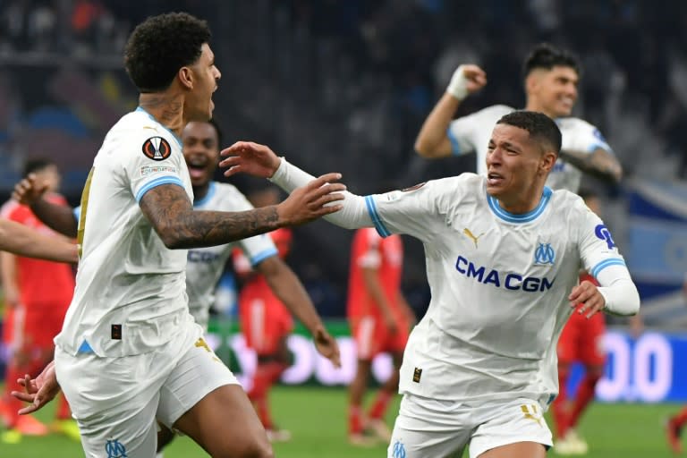 Le Marseillais Luis Henrique (g) vient d'inscrire le tir au but de la qualification contre Benfica en quart de finale retour de la Ligue Europa, le 18 avril 2024 au Stade Vélodrome (Sylvain THOMAS)