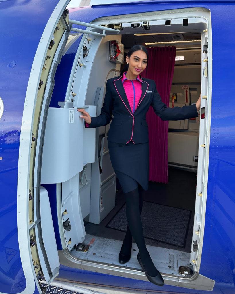 Rania explained that flight attendants are checking “to see who could help us in an emergency.” @rania_ibo/Instagram