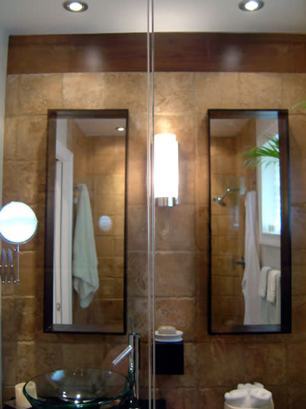 Los baños necesitan 2 tipos de iluminación: general y puntual. / Foto: Mafe Molinari