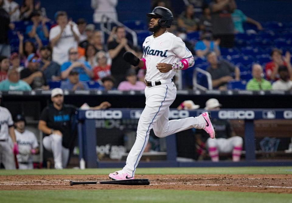 El jardinero de los Marlins Bryan De La Cruz anota en el sexto inning del partido ante los Rojos de Cincinnati, celebrado el 14 de mayo de 2023 en Miami.