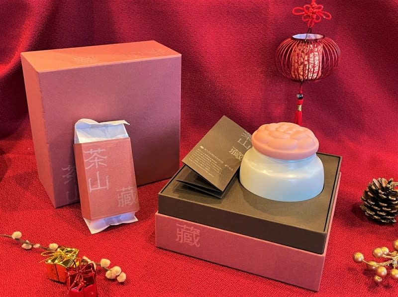 陶博館與坪林茶業博物館聯名推出兼具巧思創意、藝術品味的文創茶倉「茶山藏」，是體面大方的新年賀禮。（圖／新北市府提供）