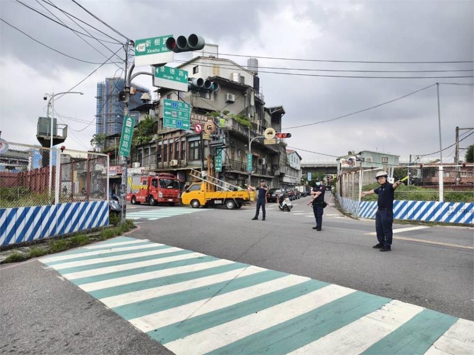 快新聞／水泥車違規駛禁行路段勾電線　「號誌傾斜」驚悚畫面鋪曝