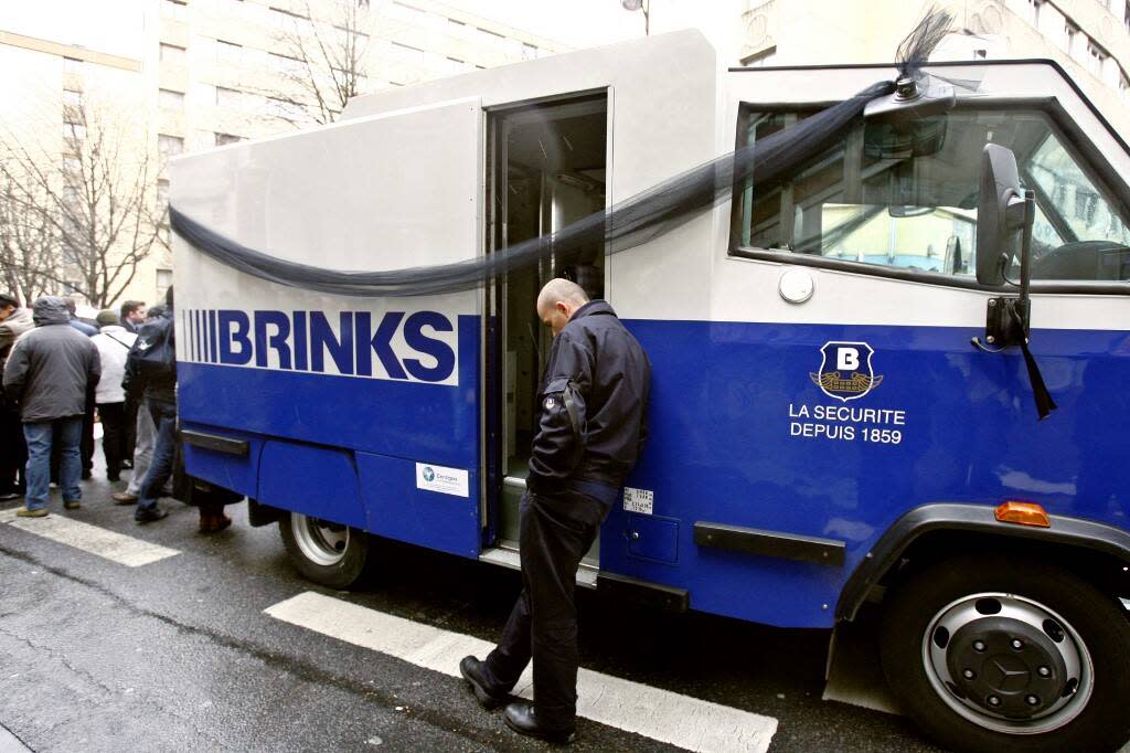 Un fourgon blindé de la Brink’s a été braqué à Champigny-sur-Marne, dans le Val-de-Marne, ce lundi 15 janvier. Photo d’illustration d’un convoyeur de fonds devant son véhicule. 