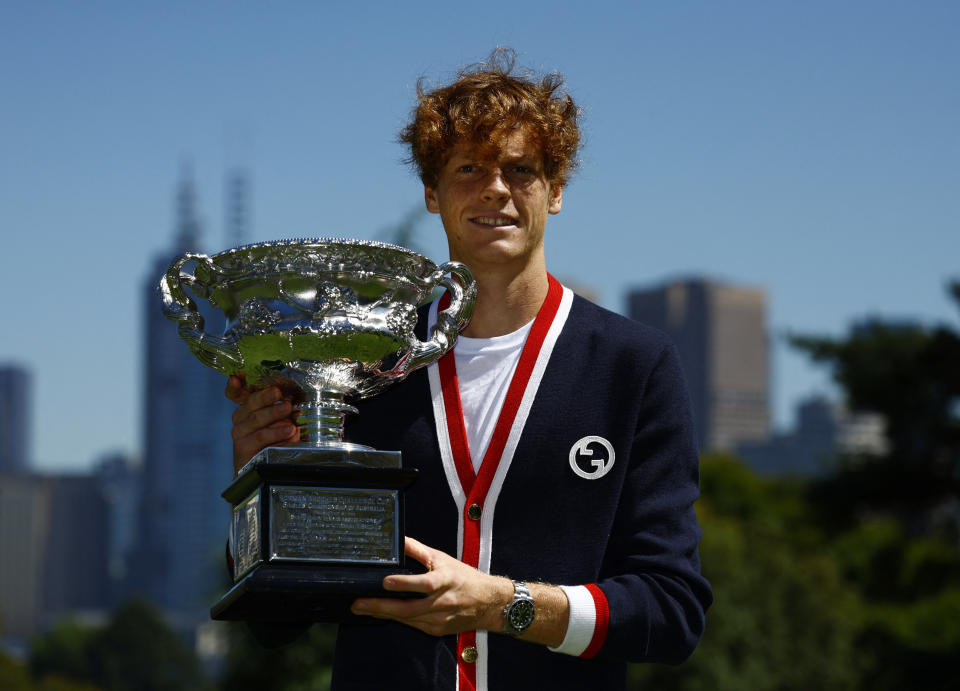 Jannik Sinner: Italiens neuer Tennis-Superstar mit der Trophäe der Australian Open (Foto: REUTERS/Issei Kato)