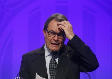 Catalan acting President Artur Mas gestures during a news conference at Palau de la Generalitat in Barcelona, Spain, January 5, 2016. REUTERS/Albert Gea