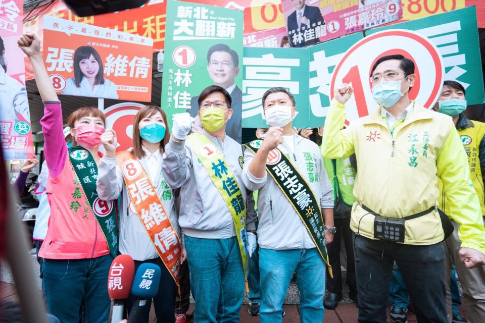 林佳龍和立委江永昌，民進黨議員張志豪、張維倩、議員候選人張嘉玲三人一同站路口拜票。   圖：林競辦提供