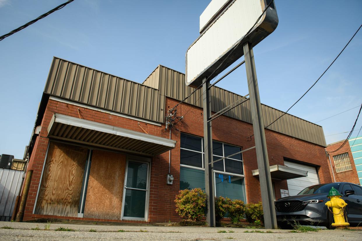 A vacant building at 921 Bragg Blvd.