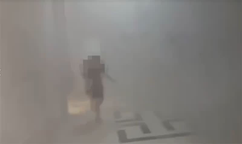 火警當下，住戶在佈滿濃煙的大樓中被救出。（圖／住戶提供）