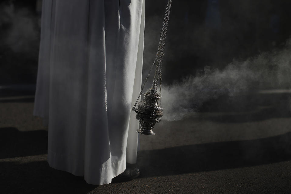 <p>A celebrant shakes a censer during a Mass honoring a family in Madrid, Dec. 29, 2013. (AP Photo/Andres Kudacki) </p>