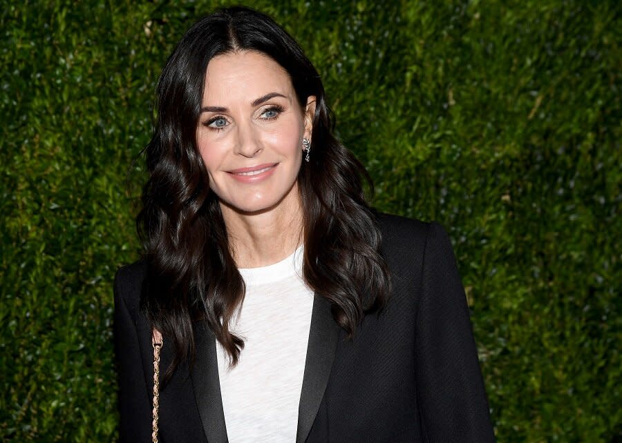 Courteney Coxs New Shag Haircut Is Very Un Monica But We Love It