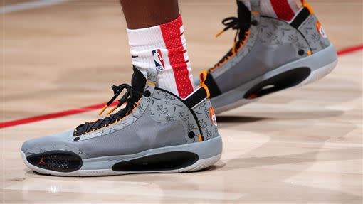 NBA巫師隊八村壘全新球鞋印上「八」、「忠」、「義」漢字。（圖／翻攝自推特）。