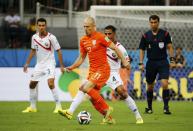 Arjen Robben of the Netherlands (11) fights for the ball with Costa Rica's Michael Umana during their 2014 World Cup quarter-finals at the Fonte Nova arena in Salvador July 5, 2014. REUTERS/Sergio Moraes