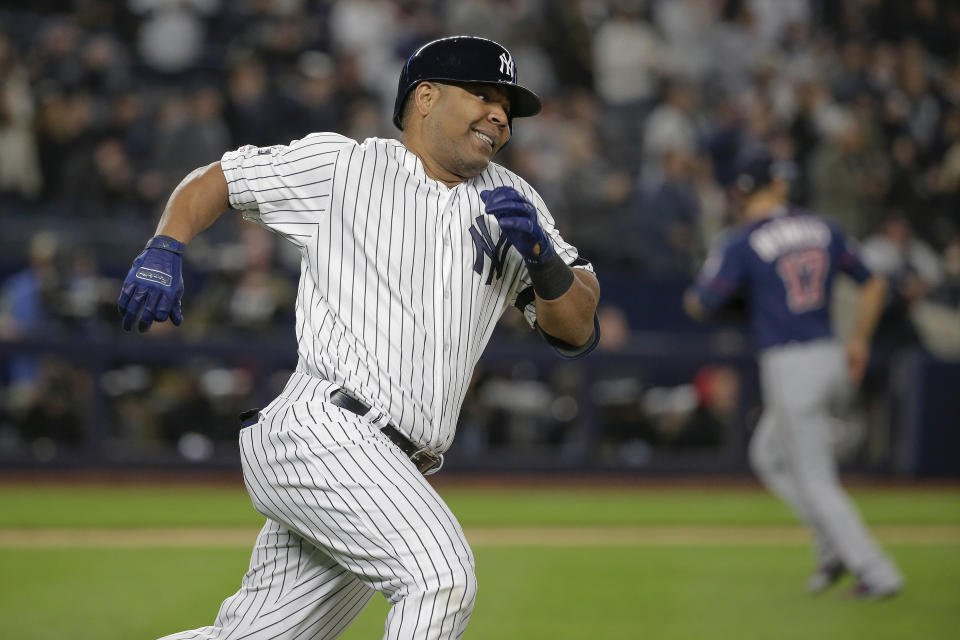 Edwin Encarnación de los Yanquis de Nueva York pasa por primera base tras batear un doble ante los Mellizos de Minnesota en el primer juego de la serie divisional de la Liga Americana, el viernes 4 de octubre de 2019. (AP Foto/Seth Wenig)