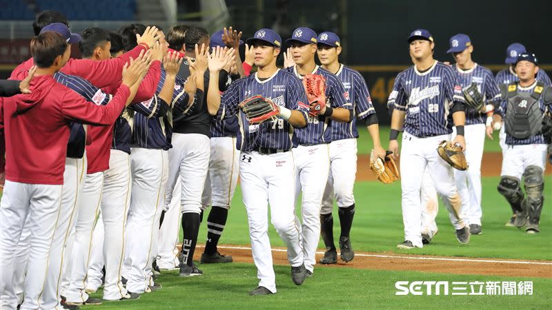 樂天桃猿球員慶祝勝利。（圖／記者劉彥池攝影）