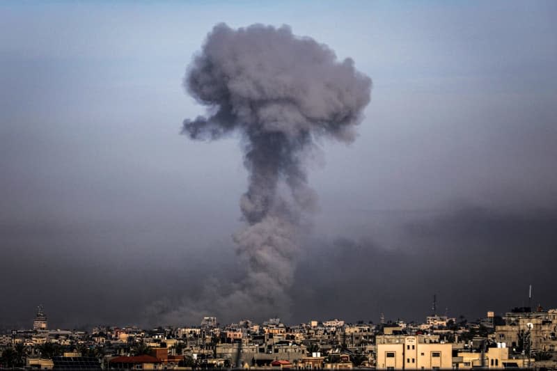 Smoke rises after an Israeli air strike on the city of Khan Yunis. Abed Rahim Khatib/dpa