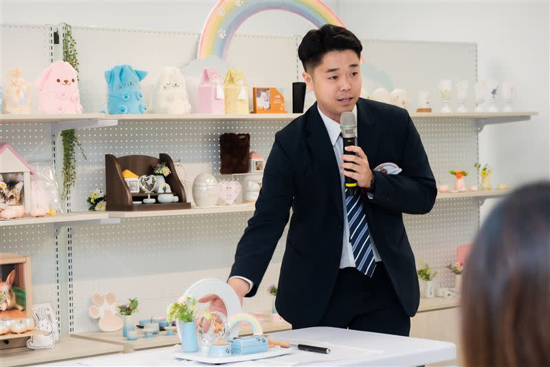 「DEARPET毛寶貝回憶店」在台分公司經理人仁部幸亮在記者會現場示範寵物祈念儀式。（圖／品牌業者提供）