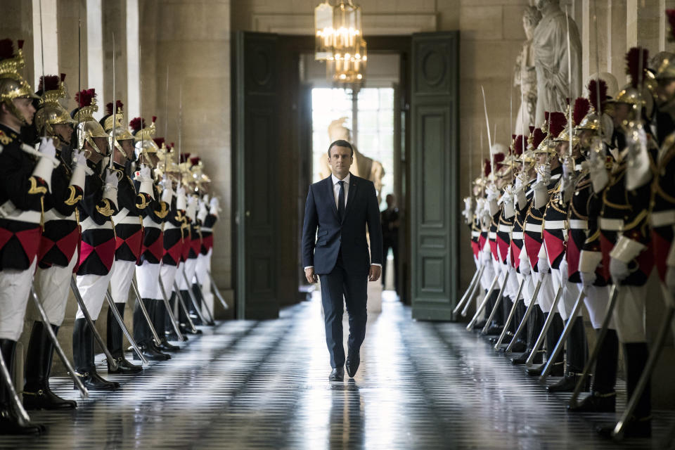 <p>Frankreichs Staatspräsident Emmanuel Macron schreitet vor seiner Grundsatzrede im Schloss Versailles an der Ehrengarde vorbei. (Bild: Etienne Laurent/EPA POOL/AP/dpa) </p>