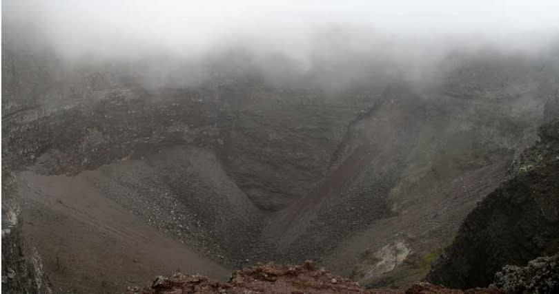 維蘇威火山口籠罩薄霧。（圖／達志／美聯社）