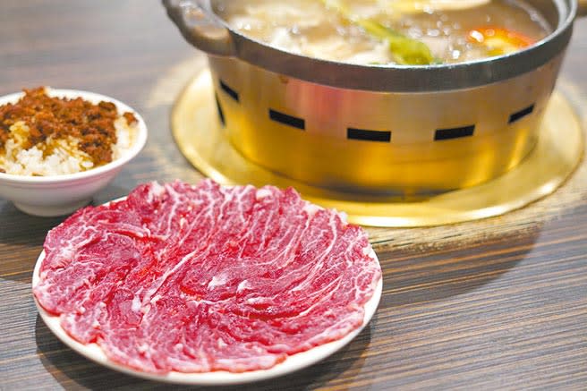 「尚牛二館」必嘗的溫體牛肉火鍋與牛肉燥飯。（何書青攝）