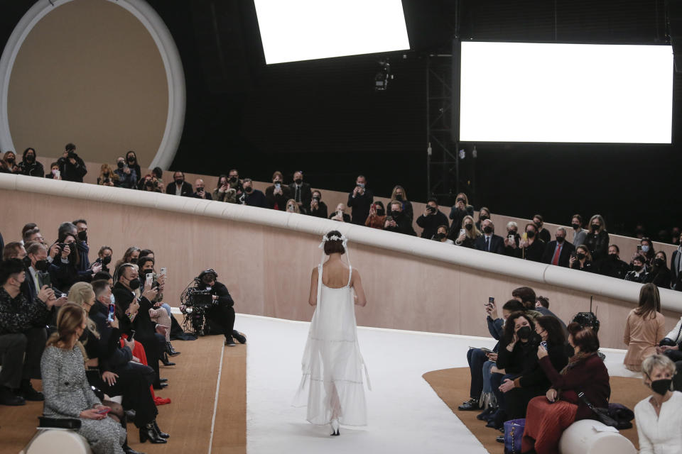 Una modelo luce una creación para la colección de alta costura Primavera-Verano 2022 de Chanel, en París, el martes 25 de enero de 2022. (Foto AP/Lewis Joly)