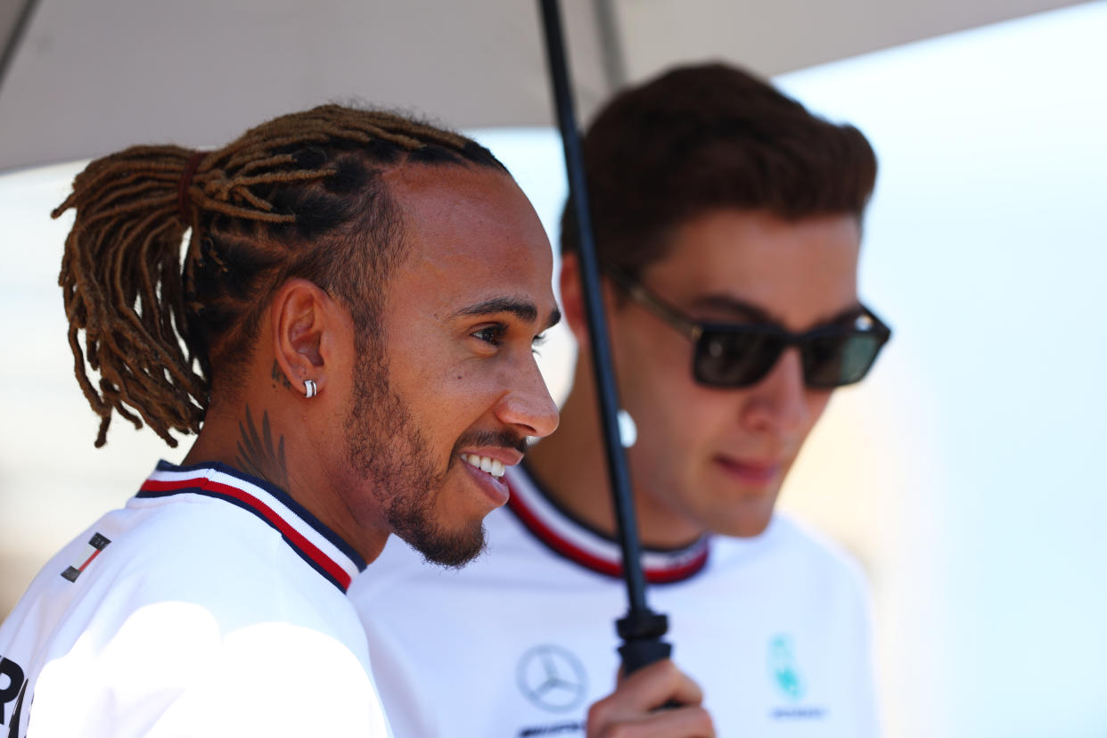 Lewis Hamilton y George Russell, que en el error viral de un periódico español fueron bautizados como Luis Hamilton y Jorge Russel. (Foto: Clive Rose / Getty Images).