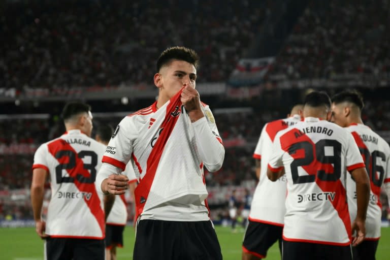 Claudio Echeverri (C) celebra un gol para River Plate ante Nacional de Uruguay en la Copa Libertadores el 11 de abril de 2024 (Luis ROBAYO)