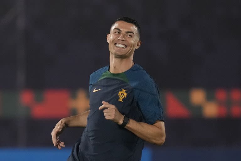 Cristiano Ronaldo, sonriente, se entrena con la selección de Portugal antes del debut ante Ghana