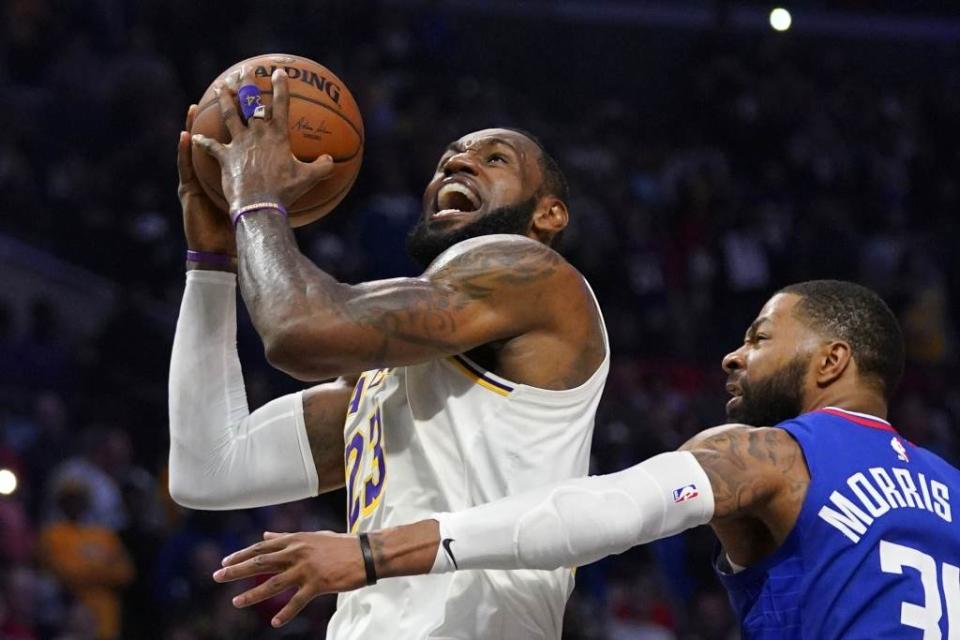 NBA本季是否復賽，聯盟內部意見分歧。湖人球星詹姆斯相信一定可以打完。（美聯社資料照）