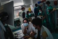 Sanitarios trabajan en el servicio de urgencias del Hospital Lariboisiére. (Foto: Lucas Barioulet / AFP / Getty Images).