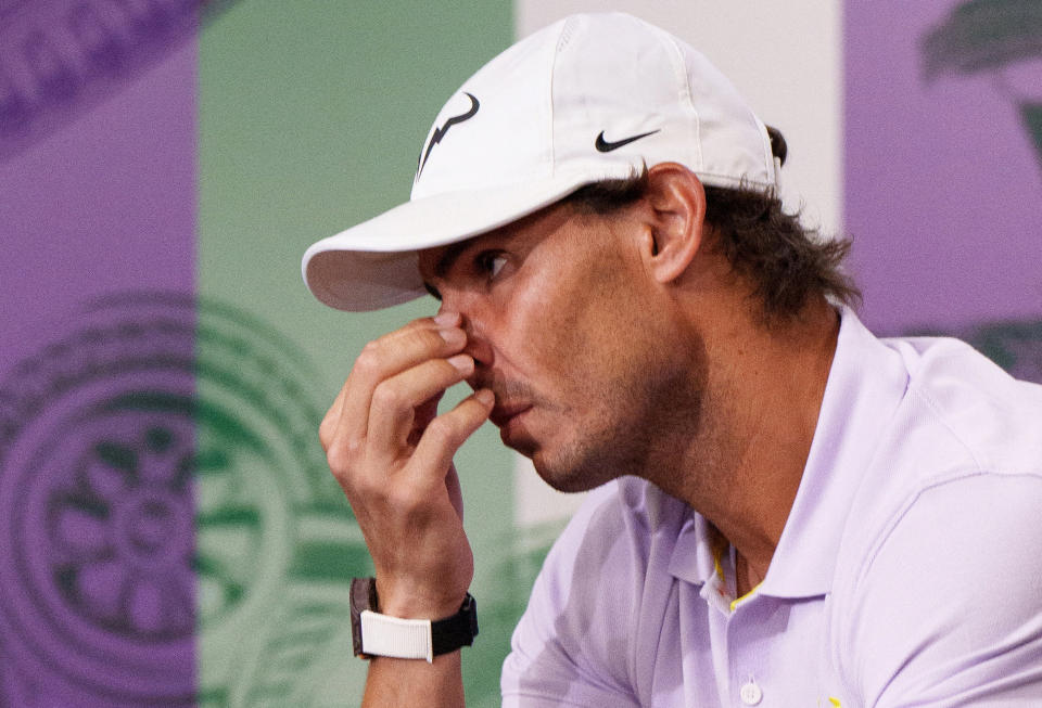 Nadal en el momento en el que anunció su retirada de Wimbledon renunciando a disputar la semifinal frente a Nick Kyrgios. (Foto: Joe Toth / Pool / Reuters).