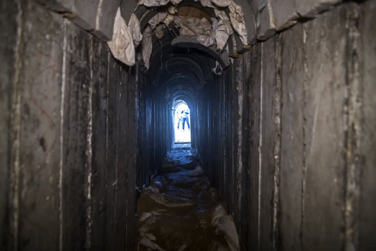 En esta foto de 2018 se puede ver a personas de pie en el lado israelí de la frontera con Gaza, desde una abertura en un túnel, que Israel dice que fue excavado por el grupo militante de la Jihad Islámica.