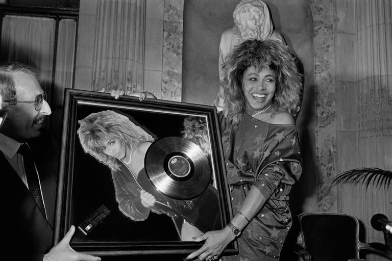 Tina Turner recibe un Disco de Oro de manos del presidente de Pathé Marconi, Guy Deluz, el 8 de octubre de 1986, en París