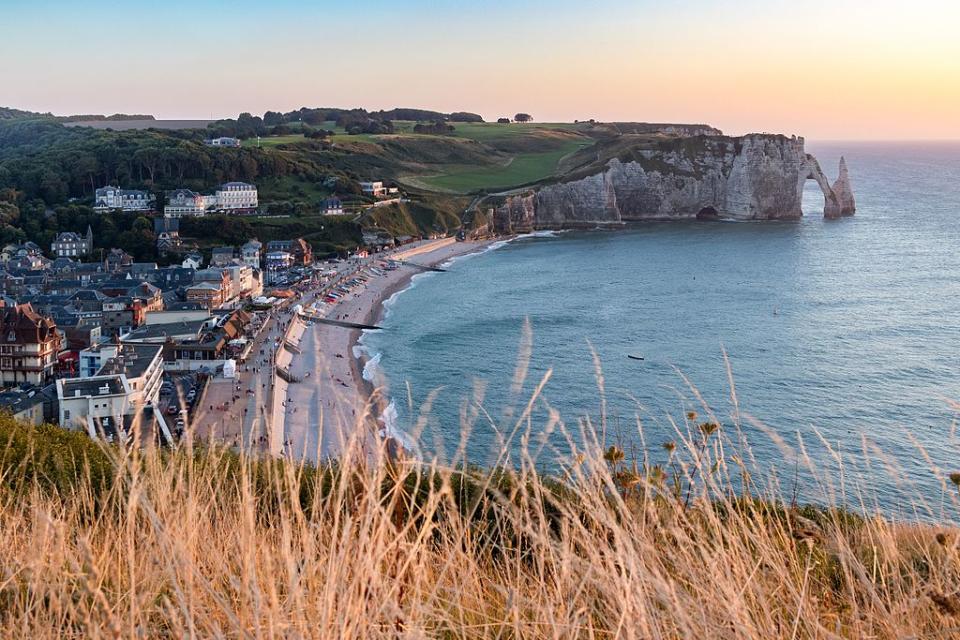 (Photo by © Superbass / CC-BY-SA-4.0 (via Wikimedia Commons) , 圖片來源commons.wikimedia.org/wiki/File:2016-08-15-Etretat-7216.jpg)