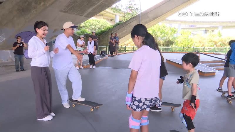 吳沛憶勤走基層，和小朋友練習滑滑板。