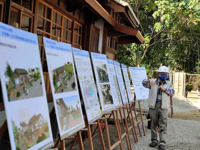 李豐村建築師講解建築歷史脈絡、修復前損壞狀況及工程進行時各構件之修復流程。