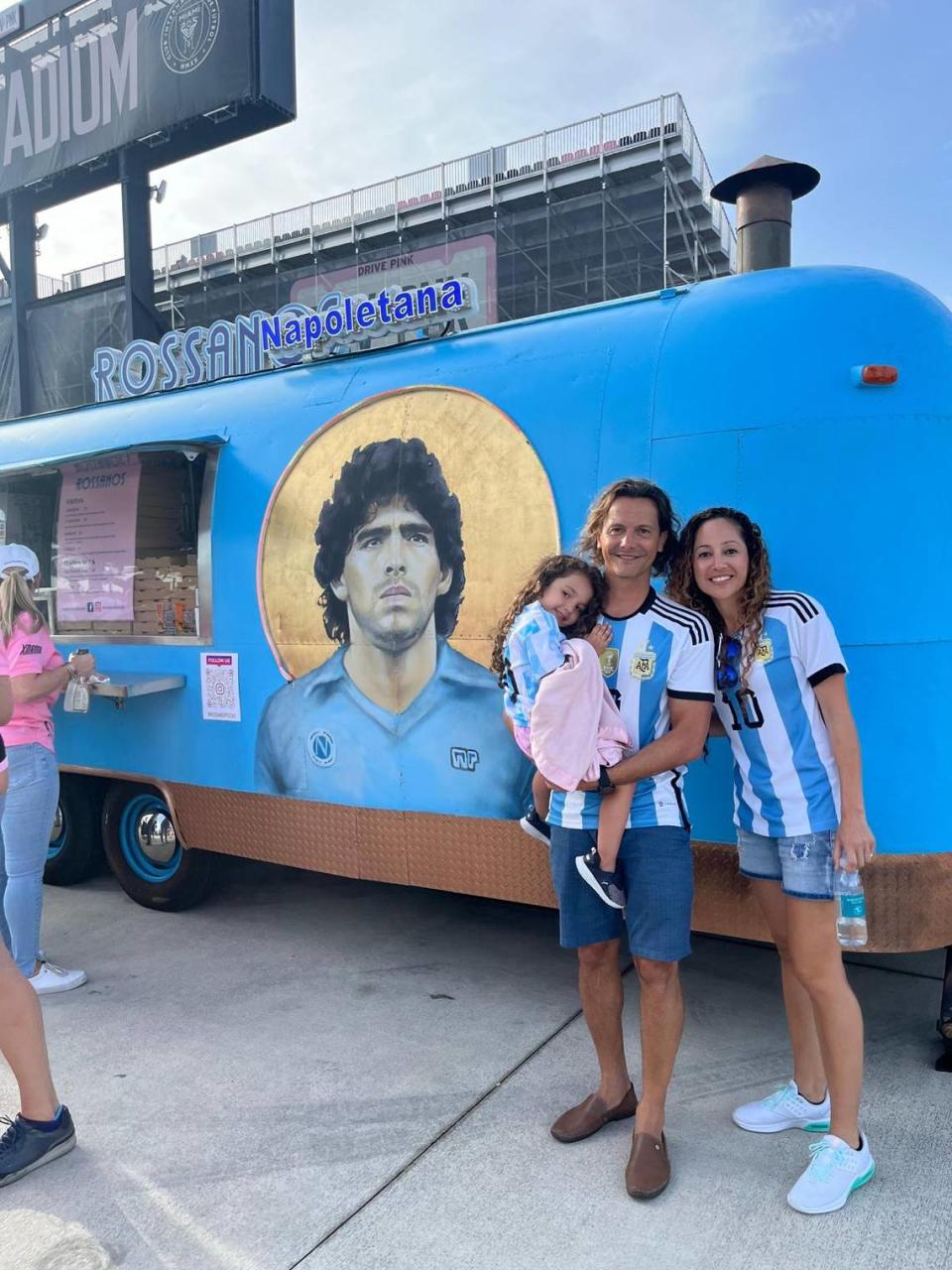 Gustavo Maselli, a la izquierda con su hija en brazos, y su esposa, Jenny Maselli, volaron desde California para ver jugar a Messi con el Inter Miami, el martes por la noche, en Fort Lauderdale.