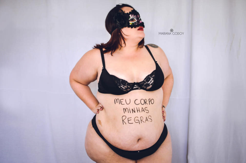 Pero por si alguien tenía alguna duda, nuestra protagonista escribió varios mensajes reivindicativos en los cuerpos de sus valientes mujeres. En esta imagen, por ejemplo, podemos leer ‘Mi cuerpo, mis reglas’. 