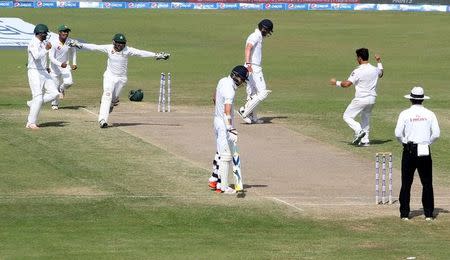 Cricket - Pakistan v England - Third Test - Sharjah Cricket Stadium, United Arab Emirates - 5/11/15 Pakistan's Sarfraz Ahmed and Yasir Shah celebrate the final wicket of England's Ben Stokes Action Images via Reuters / Jason O'Brien Livepic