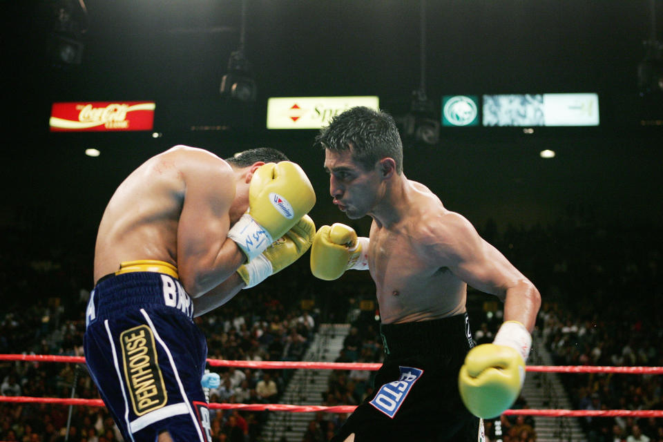 Erik Morales (R) battles arch rival Marco Antonio Barrera in their third bout, held in Las Vegas in 2004. (Photo by Al Bello/Getty Images)