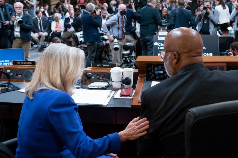 La vicepresidenta Liz Cheney, republicana de Wyoming, a la izquierda, reacciona con el presidente Bennie Thompson, demócrata de Mississippi, después de la presentación del video de apertura mientras la comisión selecta de la Cámara de Representantes que investiga el ataque del 6 de enero en el Capitolio de Estados Unidos celebra su primera audiencia pública para revelar las conclusiones de una investigación de un año de duración, en el Capitolio en Washington, el jueves 9 de junio de 2022. 