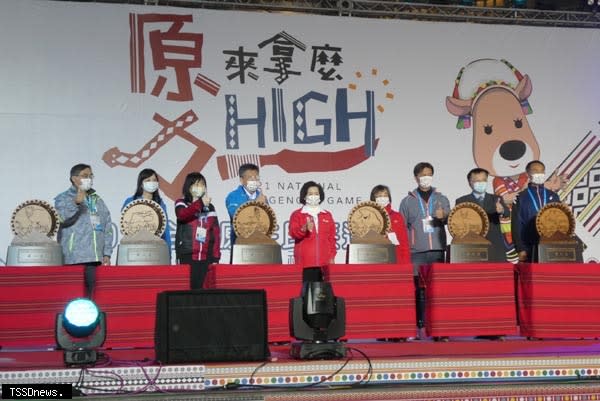 「原來拿麼力HIGH」全國原住民族運動會圓滿落幕，宜蘭縣長林姿妙等人頒發總錦標名列前六名出列，最大贏家是桃園市。（記者董秀雲攝）