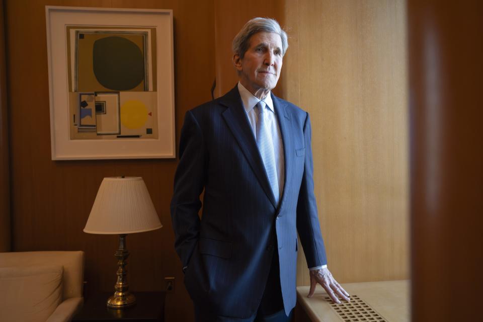 John Kerry, enviado especial presidencial de Estados Unidos para el clima, posa para una fotografía durante una entrevista con The Associated Press en su oficina en el Departamento de Estado, el martes 6 de febrero de 2024, en Washington. (AP Foto/Jacquelyn Martin)