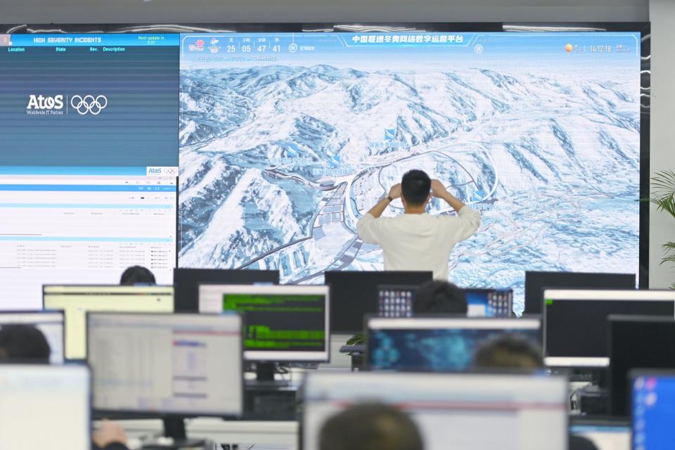 Alles im Blick: Im "Telecom Technology Operations Center (TTOC)" in Shougang Park. Das Hightech-Telekommunikationszentrum ist der Dreh- und Angelpunkt für die Journalisten aus aller Welt. (Bild: 2022 China News Service/China News Service)