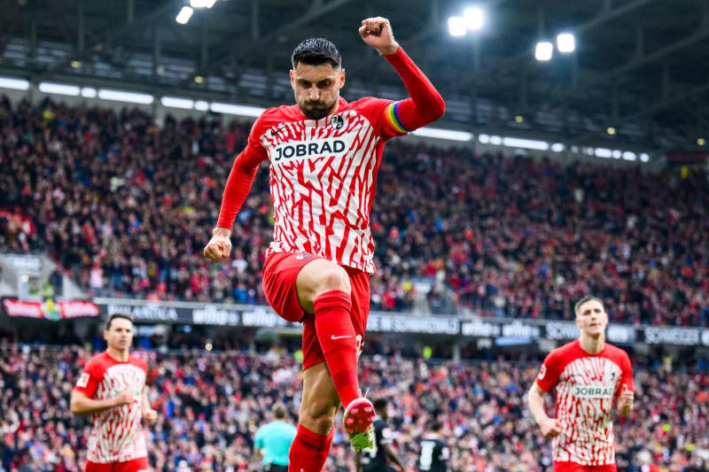 Freiburg's Vincenzo Grifo celebrates after scoring his side's second goal of the game during the German Bundesliga soccer match between SC Freiburg and Eintracht Frankfurt at Europa-Park Stadium. Tom Weller/dpa