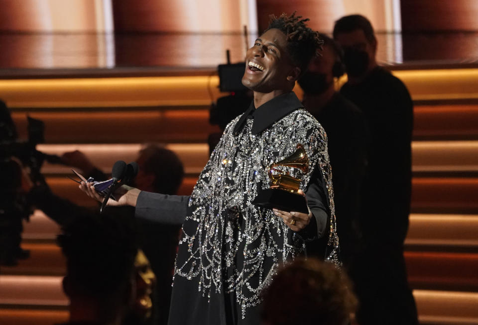 Jon Batiste recibe el Grammy al álbum del año por "We Are", el domingo 3 de abril de 2022 en Las Vegas. (Foto AP/Chris Pizzello)