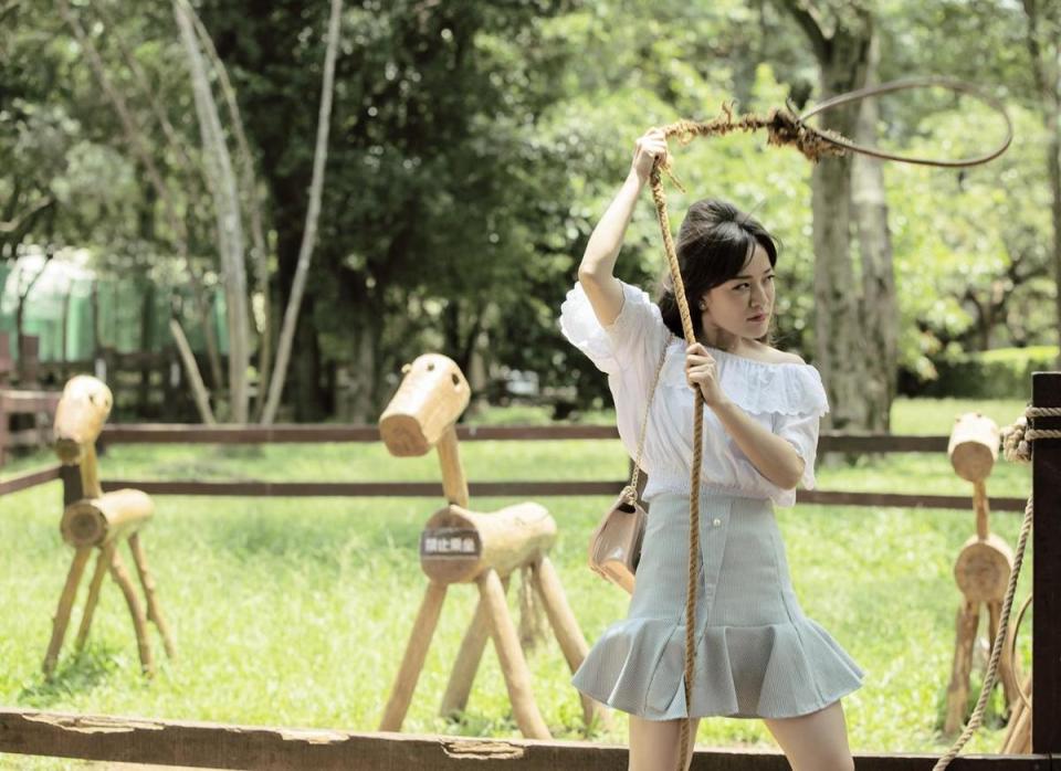 林彥君飾演的夏家大姊夏順，在劇中有「夏女王」的封號，經常要霸氣使喚妹妹吳心緹。（華視提供）