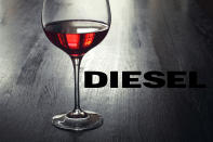 Diesel ist eine weltweit bekannte Jeansmarke. Wer kam in der Entwicklungsabteilung nur darauf, Wein unter dem Markennamen auf den Markt zu bringen? Das Experiment floppte total. Wer will schon Jeans-Wein trinken?