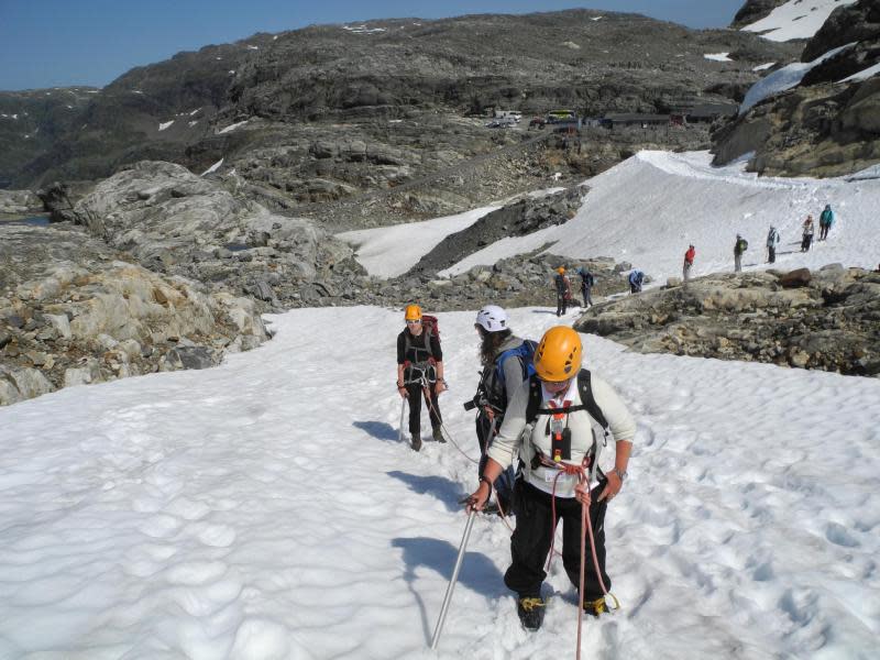 Gletscherspalten gibt es kaum - dennoch laufen die Teilnehmer der Tour als Seilschaft. Foto: Michael Zehender